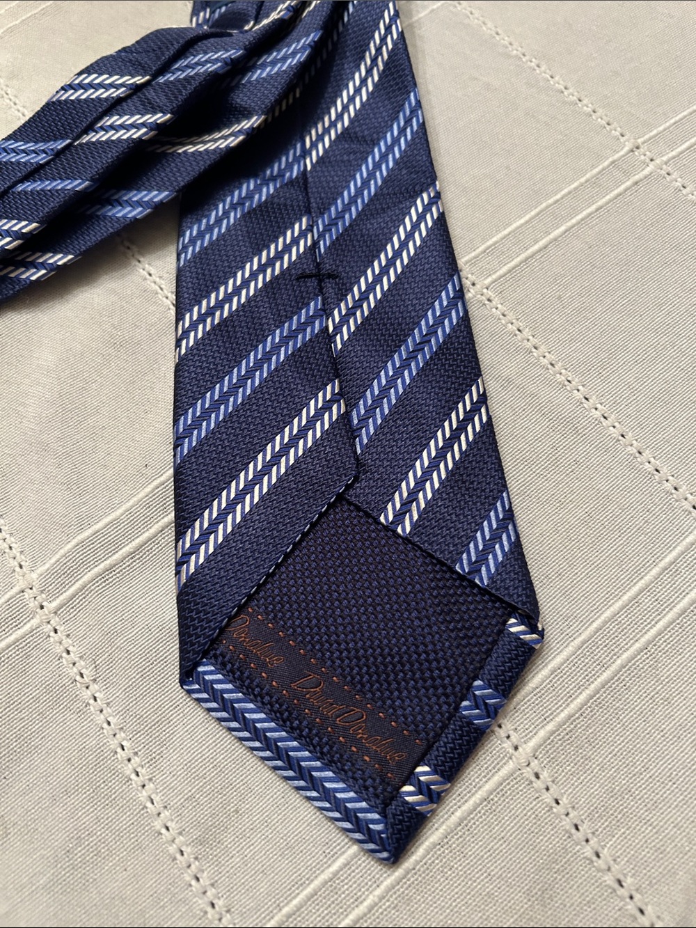 David Donahue Men’s Blue Patterned 100% Silk Tie Designer Neckwear - Picture 3 of 3